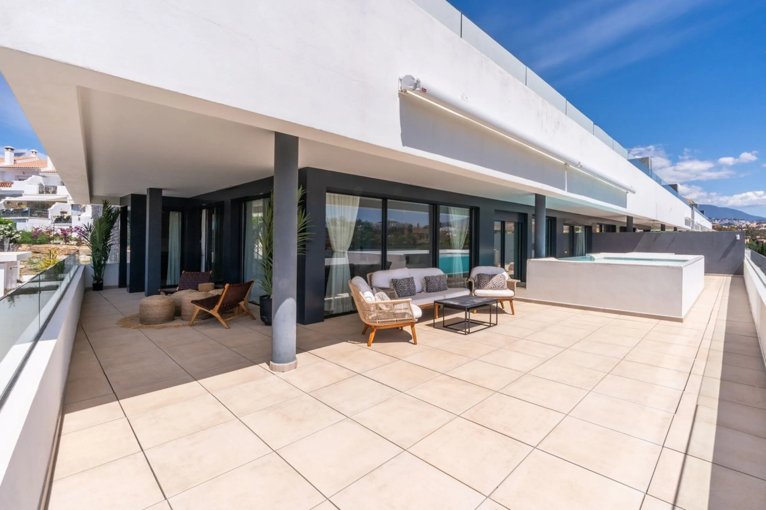 Luxurious apartment in El Campanario Hills, located in a gated community with just 29  units. The property  is near to prestigious golf courses and beaches, with easy access to Marbella and Estepona via the A7.
