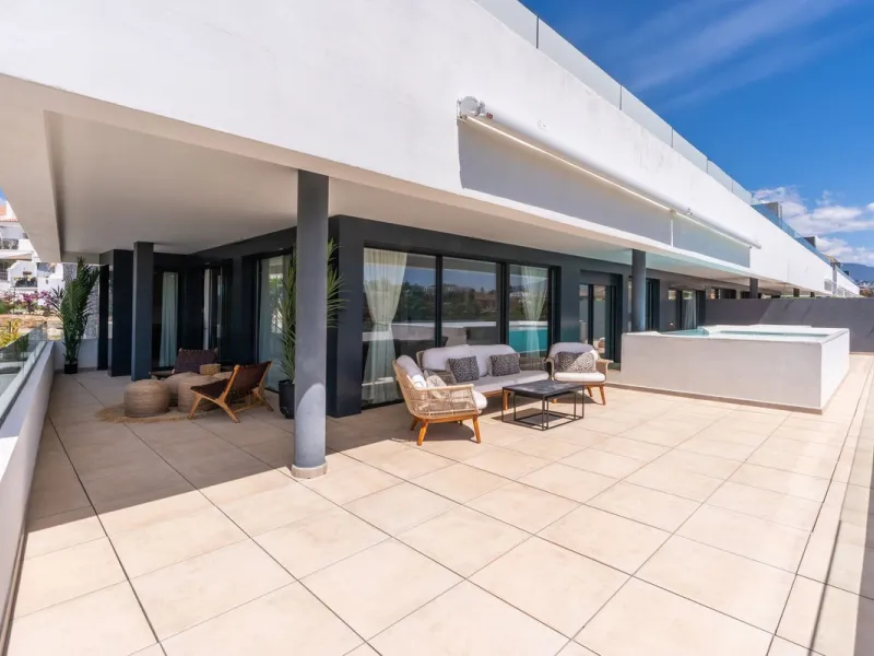 Luxurious apartment in El Campanario Hills, located in a gated community with just 29  units. The property  is near to prestigious golf courses and beaches, with easy access to Marbella and Estepona via the A7.