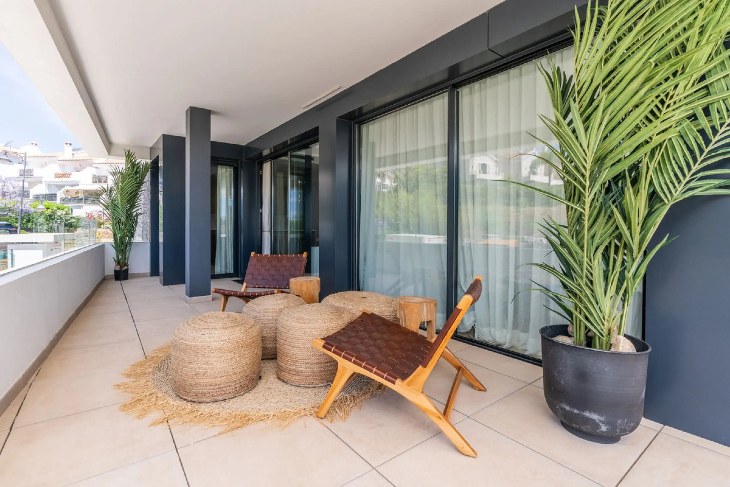 Luxurious apartment in El Campanario Hills, located in a gated community with just 29  units. The property  is near to prestigious golf courses and beaches, with easy access to Marbella and Estepona via the A7.
