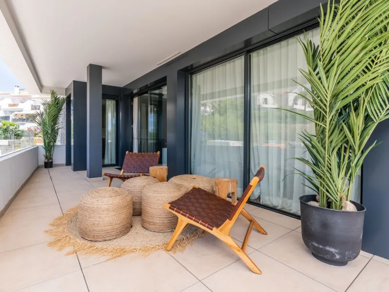 Luxurious apartment in El Campanario Hills, located in a gated community with just 29  units. The property  is near to prestigious golf courses and beaches, with easy access to Marbella and Estepona via the A7.
