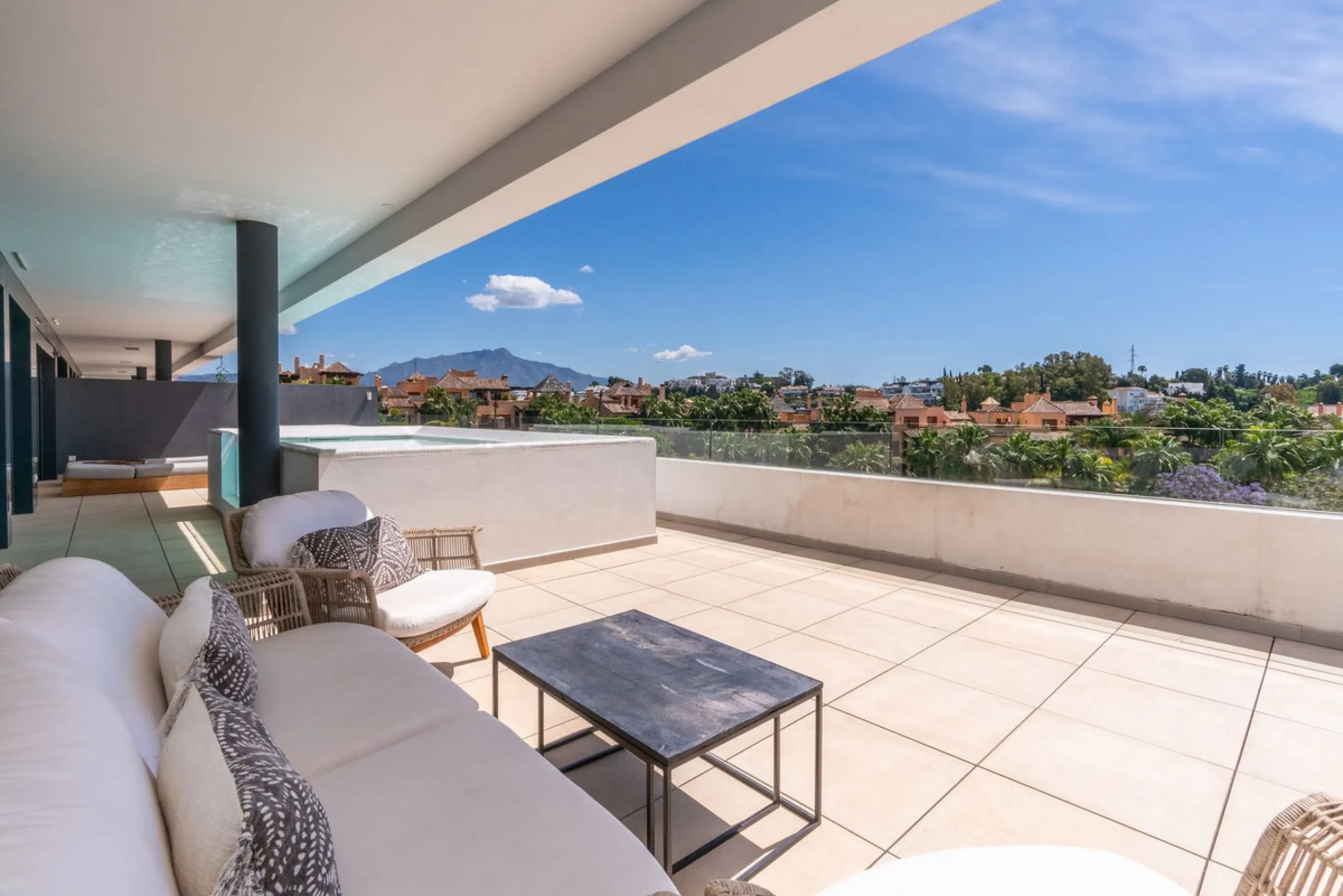 Luxurious apartment in El Campanario Hills, located in a gated community with just 29  units. The property  is near to prestigious golf courses and beaches, with easy access to Marbella and Estepona via the A7.