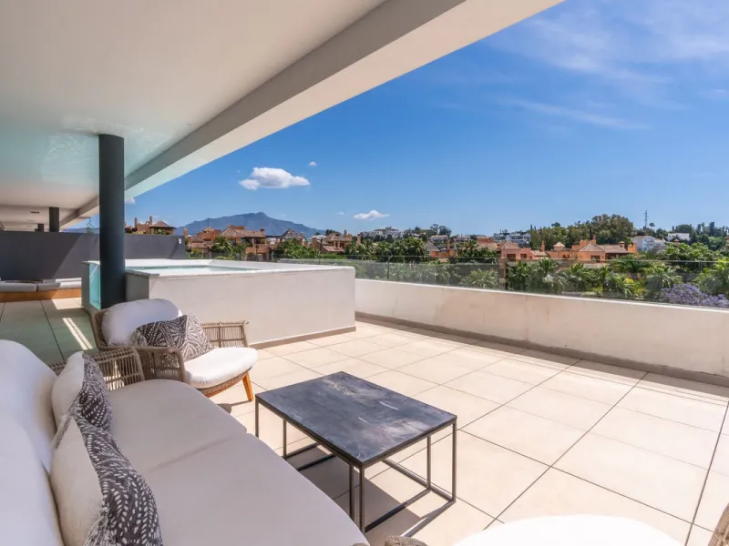 Luxurious apartment in El Campanario Hills, located in a gated community with just 29  units. The property  is near to prestigious golf courses and beaches, with easy access to Marbella and Estepona via the A7.