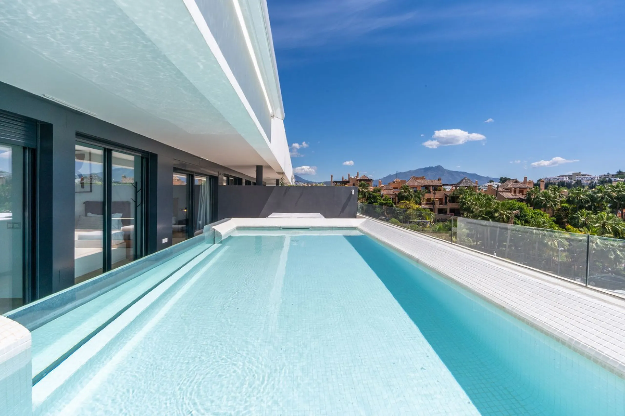 Luxurious apartment in El Campanario Hills, located in a gated community with just 29  units. The property  is near to prestigious golf courses and beaches, with easy access to Marbella and Estepona via the A7.