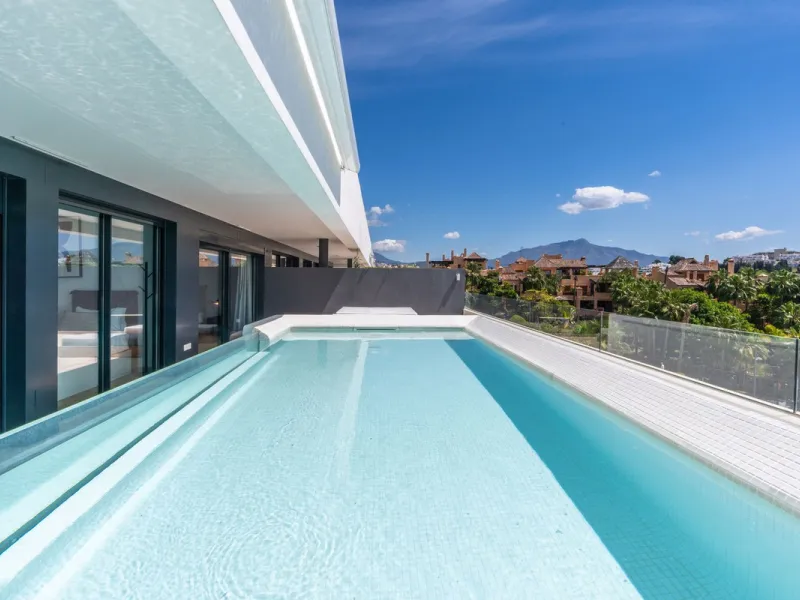 Luxurious apartment in El Campanario Hills, located in a gated community with just 29  units. The property  is near to prestigious golf courses and beaches, with easy access to Marbella and Estepona via the A7.