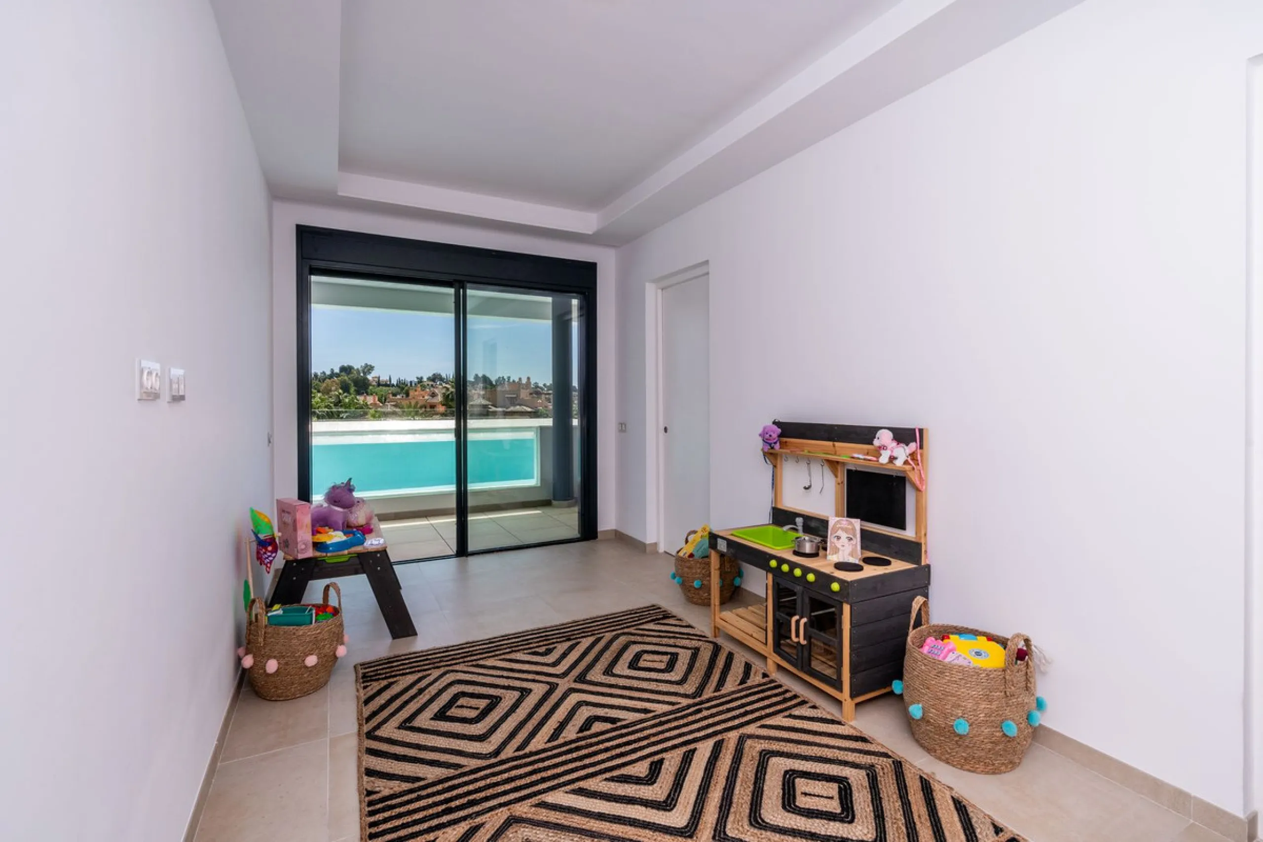 Luxurious apartment in El Campanario Hills, located in a gated community with just 29  units. The property  is near to prestigious golf courses and beaches, with easy access to Marbella and Estepona via the A7.