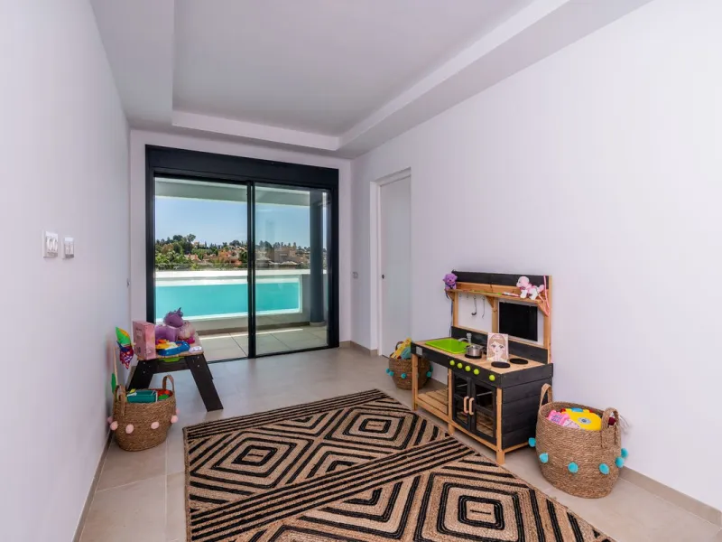 Luxurious apartment in El Campanario Hills, located in a gated community with just 29  units. The property  is near to prestigious golf courses and beaches, with easy access to Marbella and Estepona via the A7.