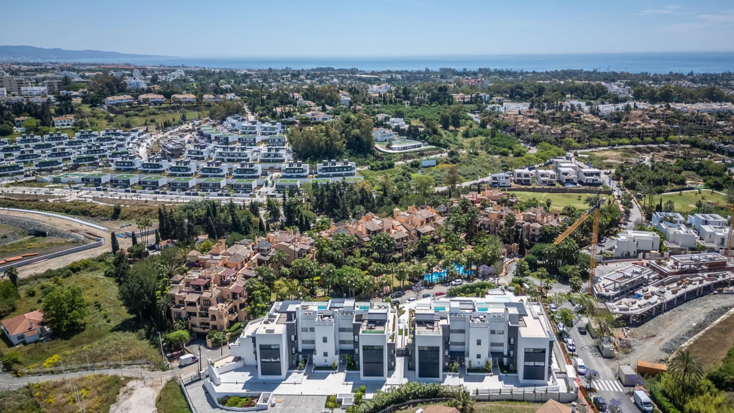 Luxurious apartment in El Campanario Hills, located in a gated community with just 29  units. The property  is near to prestigious golf courses and beaches, with easy access to Marbella and Estepona via the A7.