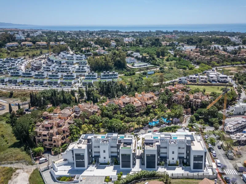 Luxurious apartment in El Campanario Hills, located in a gated community with just 29  units. The property  is near to prestigious golf courses and beaches, with easy access to Marbella and Estepona via the A7.