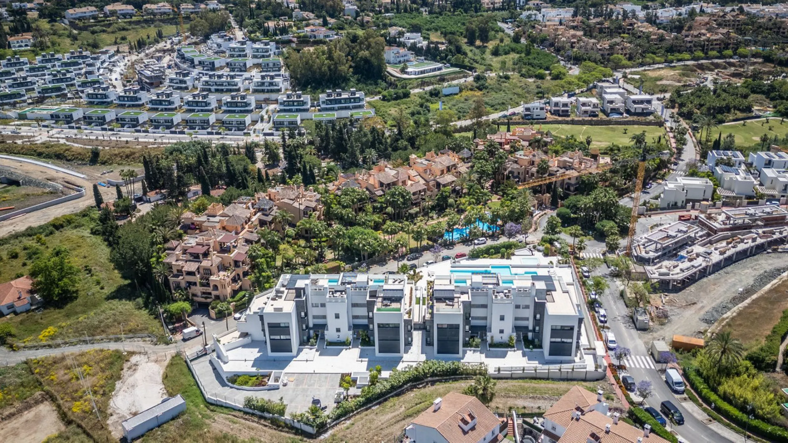 Luxurious apartment in El Campanario Hills, located in a gated community with just 29  units. The property  is near to prestigious golf courses and beaches, with easy access to Marbella and Estepona via the A7.
