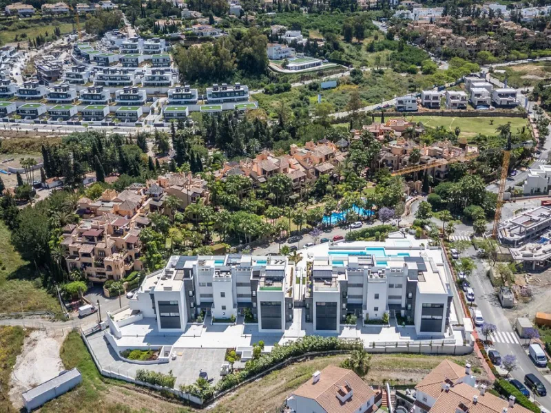 Luxurious apartment in El Campanario Hills, located in a gated community with just 29  units. The property  is near to prestigious golf courses and beaches, with easy access to Marbella and Estepona via the A7.