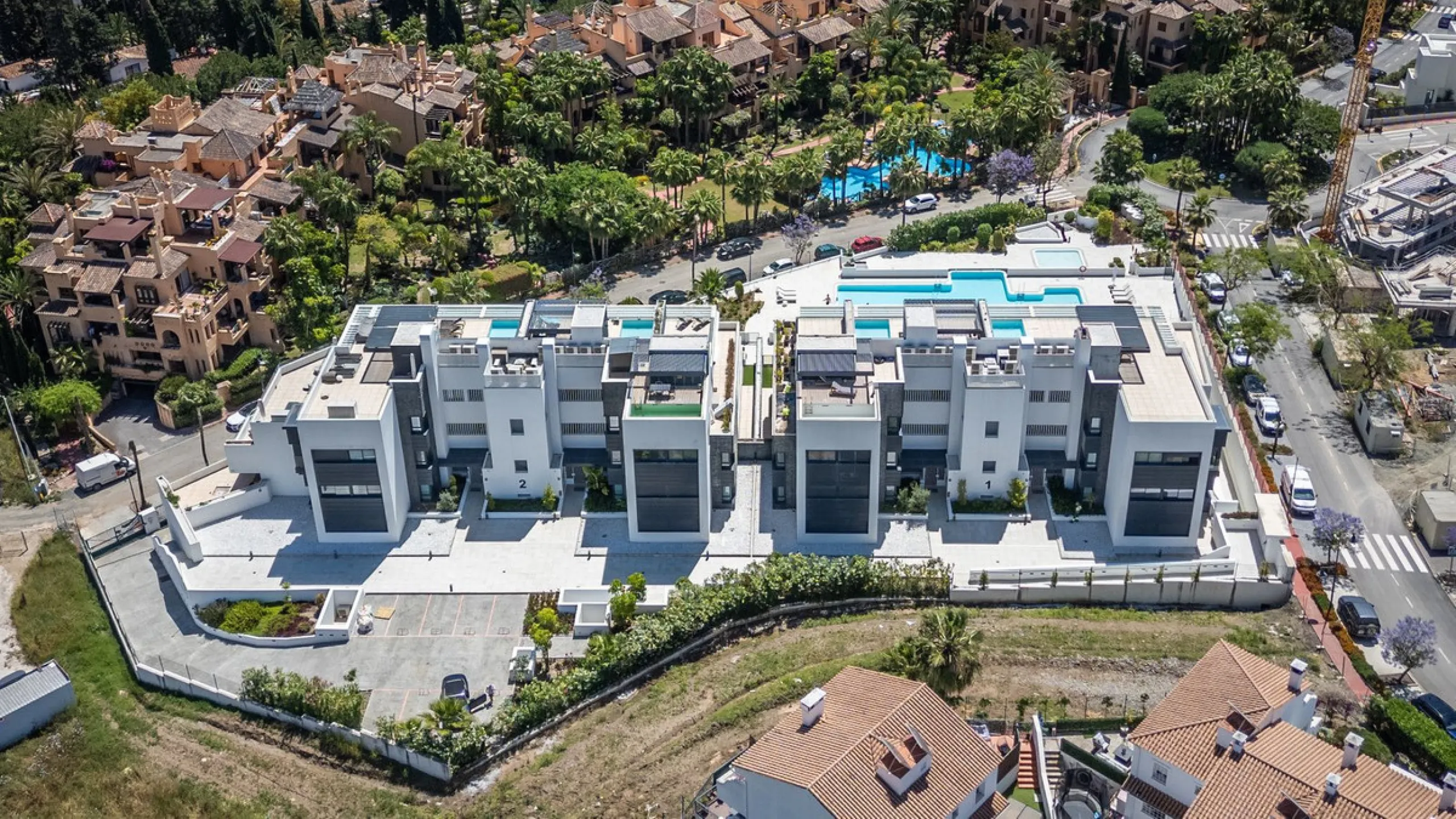 Luxurious apartment in El Campanario Hills, located in a gated community with just 29  units. The property  is near to prestigious golf courses and beaches, with easy access to Marbella and Estepona via the A7.