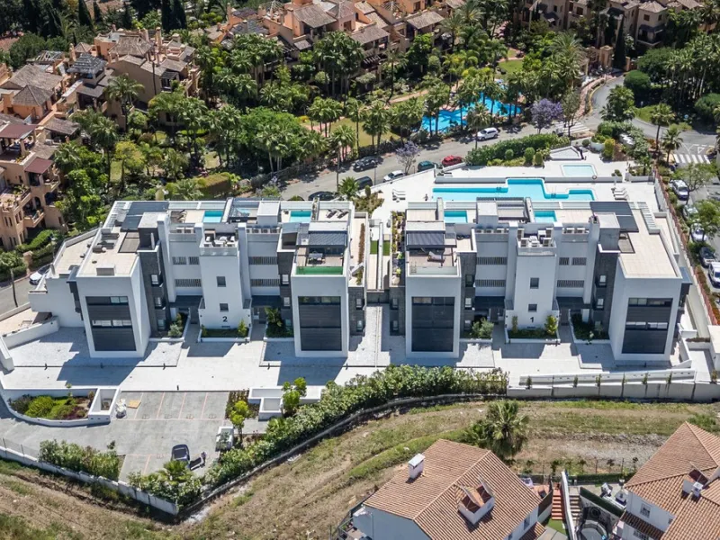 Luxurious apartment in El Campanario Hills, located in a gated community with just 29  units. The property  is near to prestigious golf courses and beaches, with easy access to Marbella and Estepona via the A7.