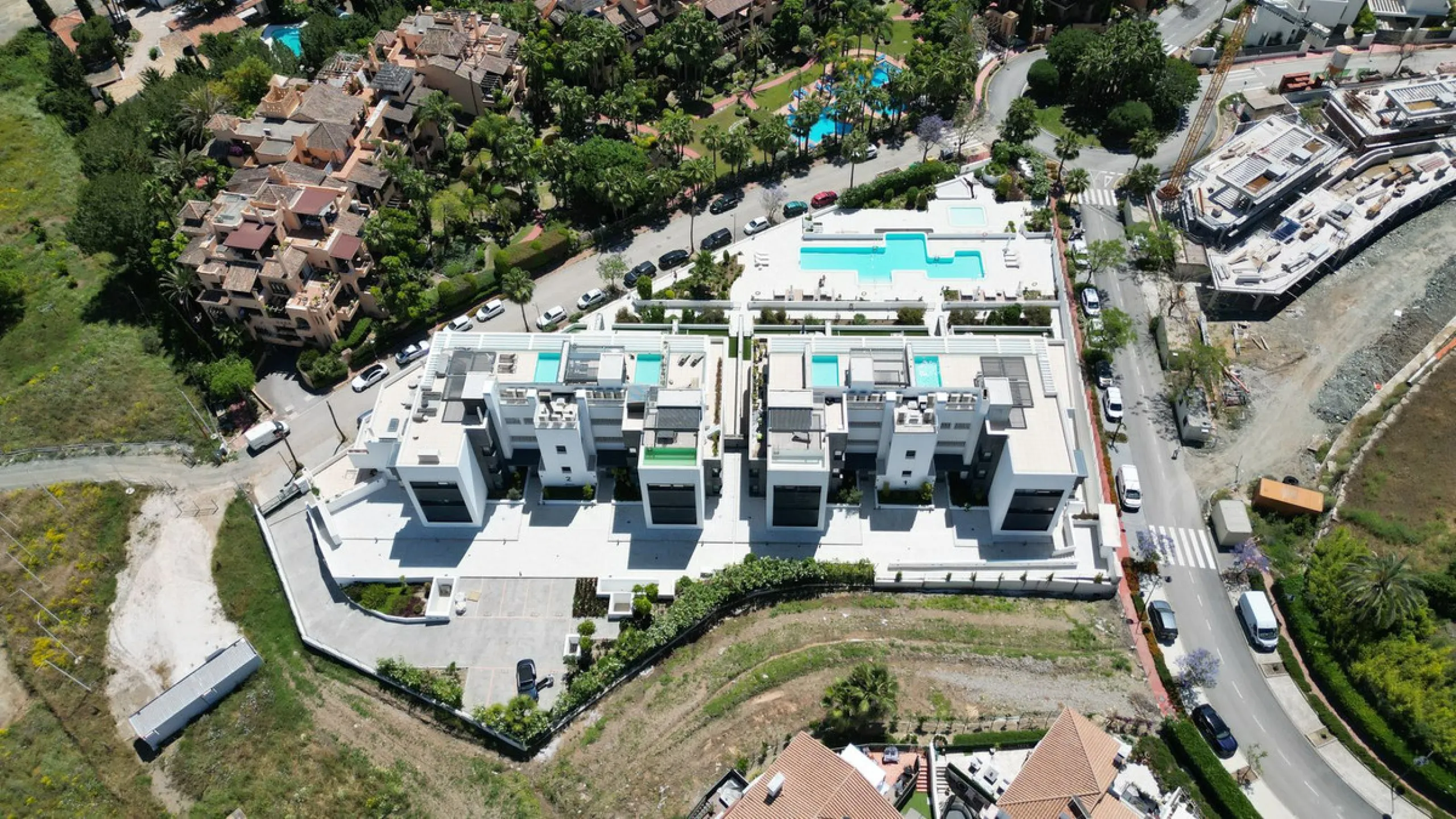 Luxurious apartment in El Campanario Hills, located in a gated community with just 29  units. The property  is near to prestigious golf courses and beaches, with easy access to Marbella and Estepona via the A7.