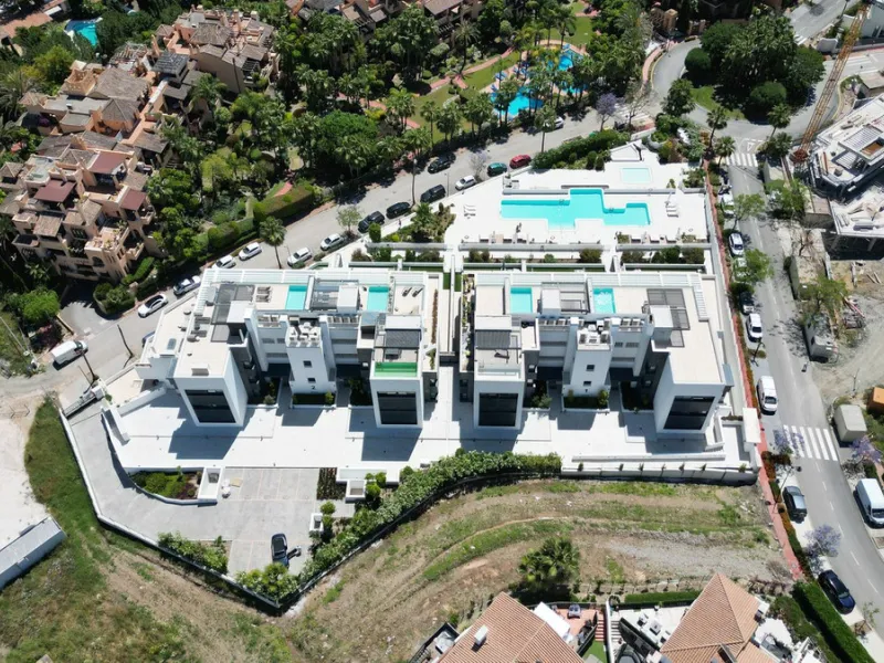 Luxurious apartment in El Campanario Hills, located in a gated community with just 29  units. The property  is near to prestigious golf courses and beaches, with easy access to Marbella and Estepona via the A7.