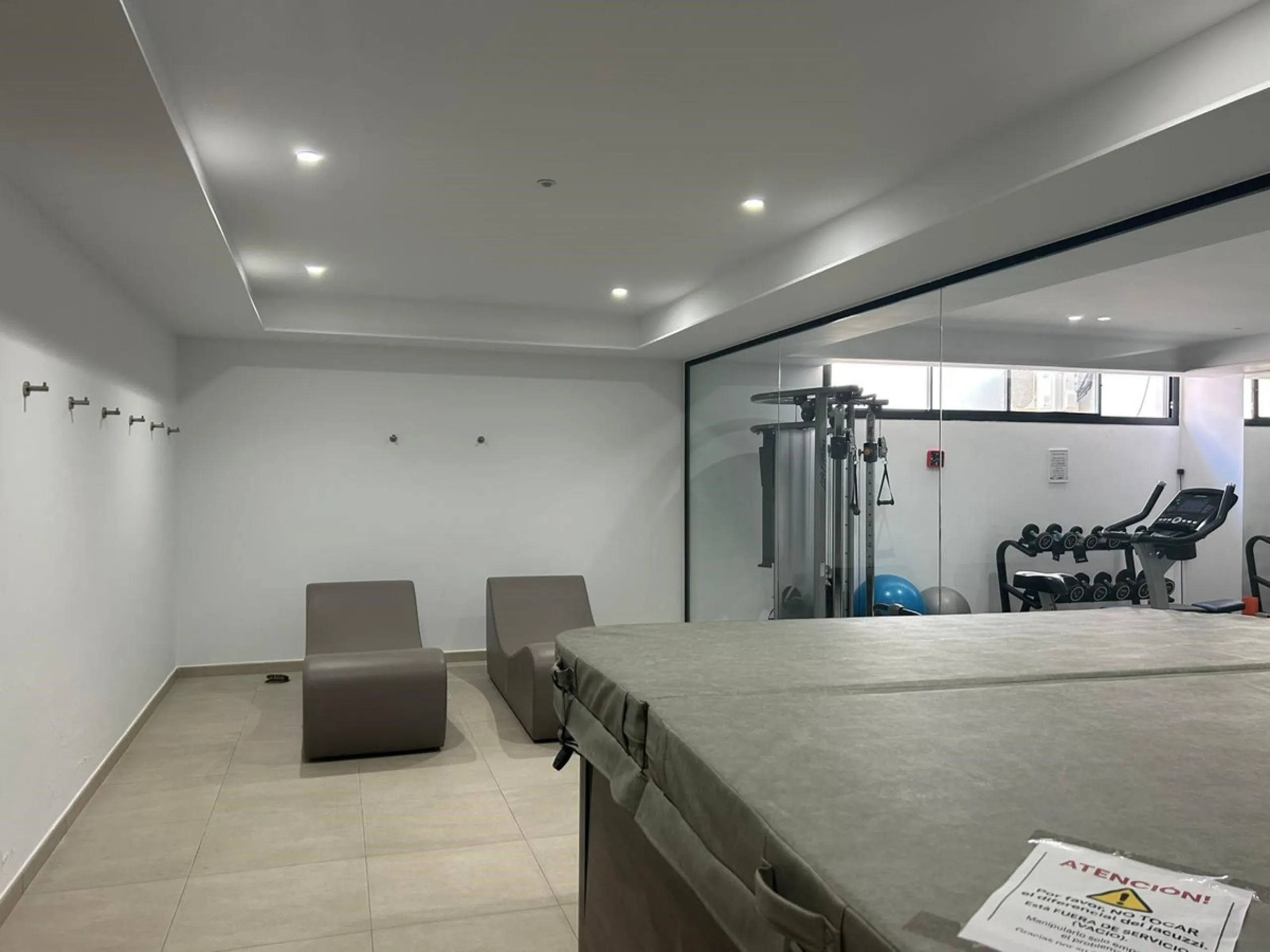 Luxurious apartment in El Campanario Hills, located in a gated community with just 29  units. The property  is near to prestigious golf courses and beaches, with easy access to Marbella and Estepona via the A7.