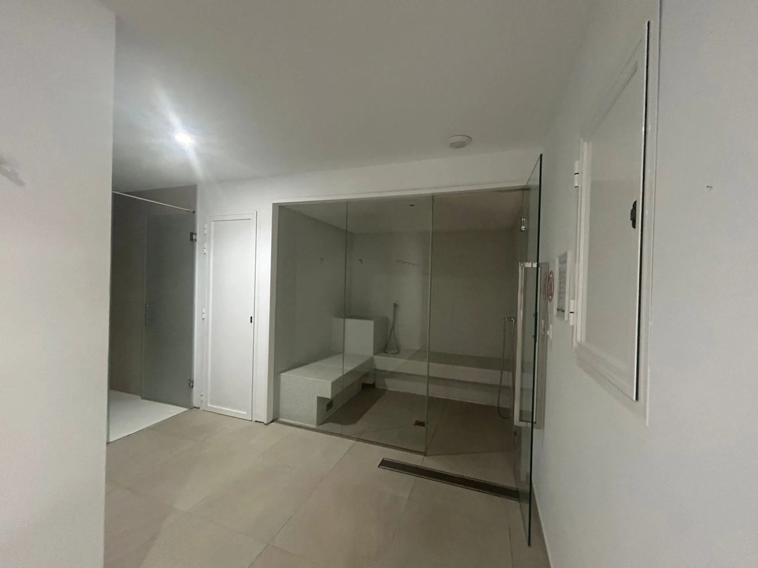 Luxurious apartment in El Campanario Hills, located in a gated community with just 29  units. The property  is near to prestigious golf courses and beaches, with easy access to Marbella and Estepona via the A7.