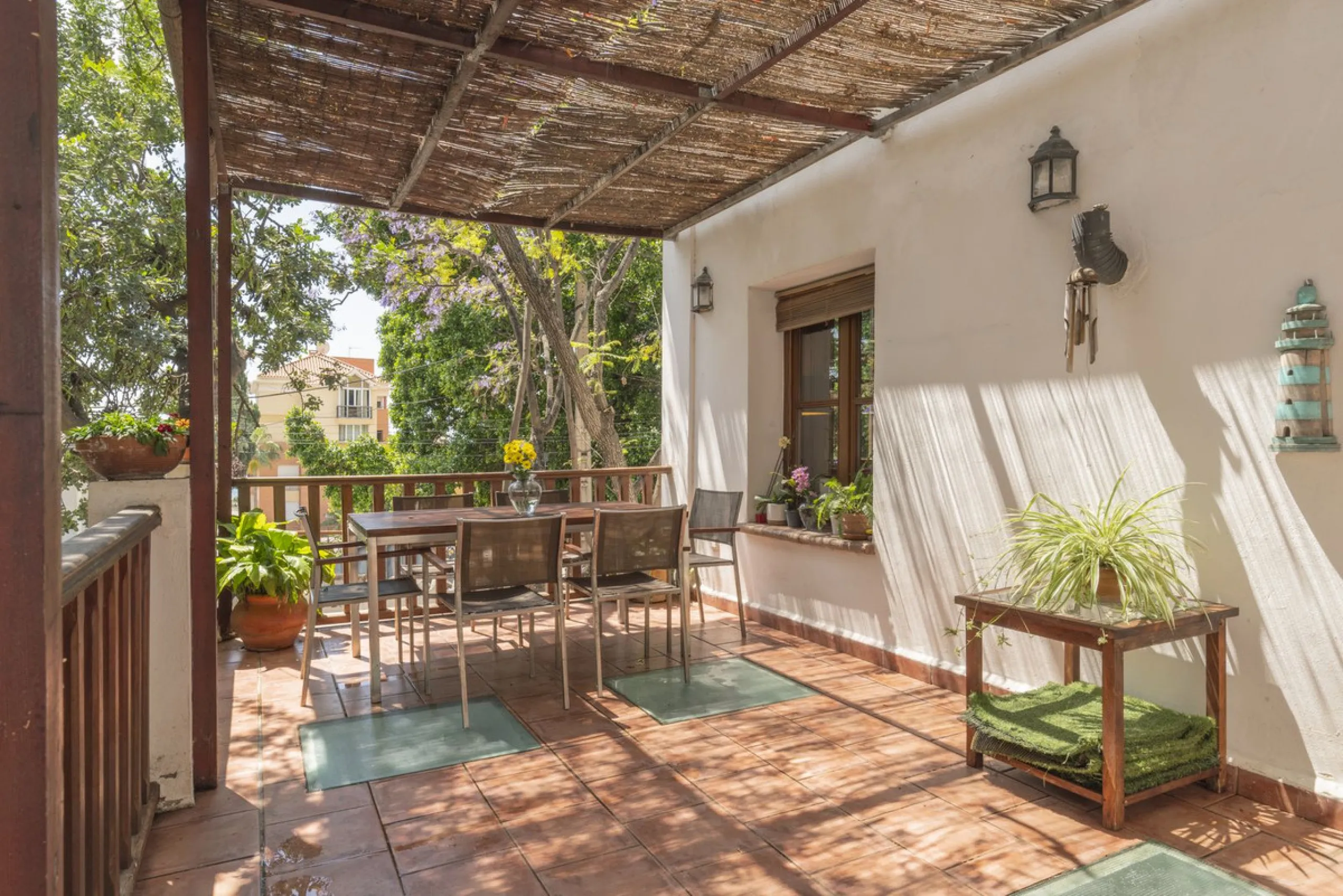 Located in the emblematic Monte de Sancha, this charming villa offers a unique way of living in Malaga from one of its most exclusive and sought-after areas. Just a few steps from the sea, close to the historic centre and surrounded by tranquillity, it is