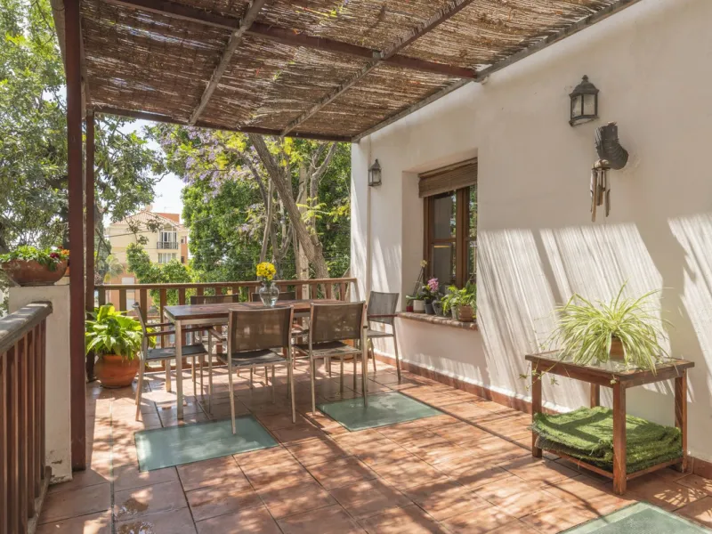 Located in the emblematic Monte de Sancha, this charming villa offers a unique way of living in Malaga from one of its most exclusive and sought-after areas. Just a few steps from the sea, close to the historic centre and surrounded by tranquillity, it is