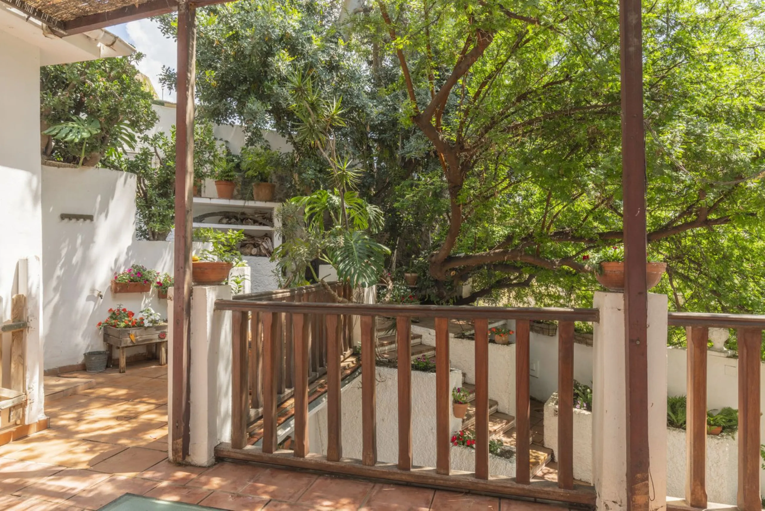 Located in the emblematic Monte de Sancha, this charming villa offers a unique way of living in Malaga from one of its most exclusive and sought-after areas. Just a few steps from the sea, close to the historic centre and surrounded by tranquillity, it is