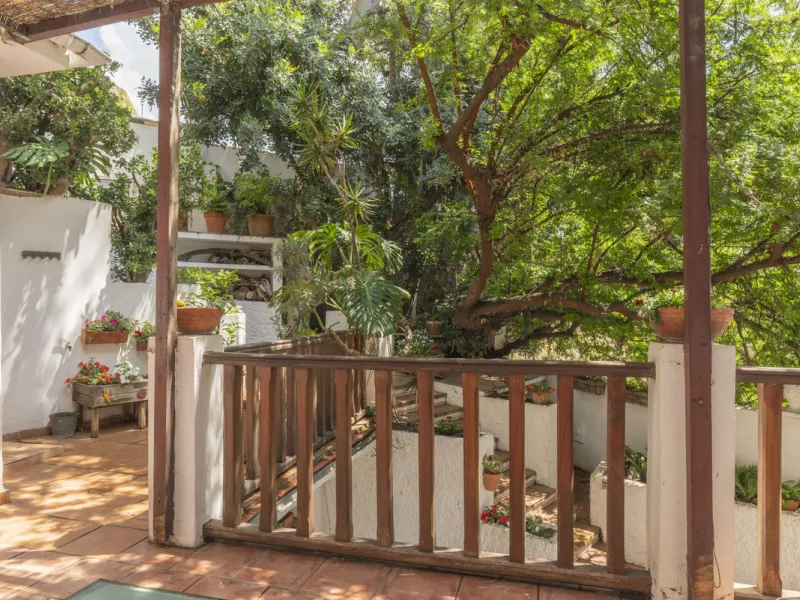 Located in the emblematic Monte de Sancha, this charming villa offers a unique way of living in Malaga from one of its most exclusive and sought-after areas. Just a few steps from the sea, close to the historic centre and surrounded by tranquillity, it is