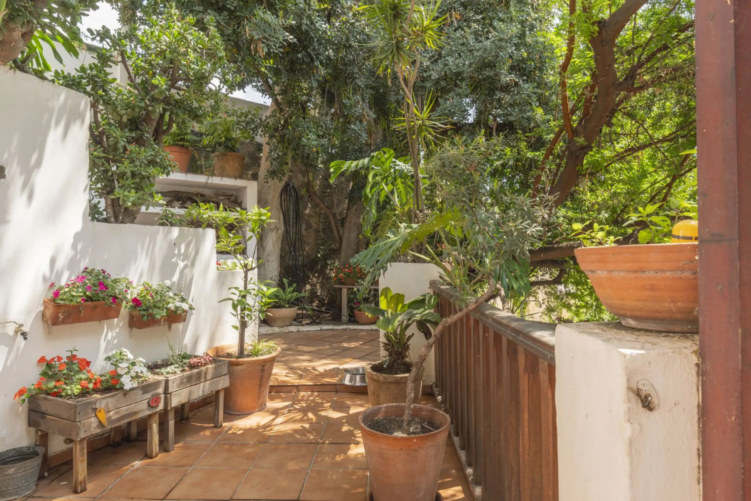 Located in the emblematic Monte de Sancha, this charming villa offers a unique way of living in Malaga from one of its most exclusive and sought-after areas. Just a few steps from the sea, close to the historic centre and surrounded by tranquillity, it is