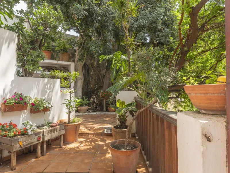 Located in the emblematic Monte de Sancha, this charming villa offers a unique way of living in Malaga from one of its most exclusive and sought-after areas. Just a few steps from the sea, close to the historic centre and surrounded by tranquillity, it is