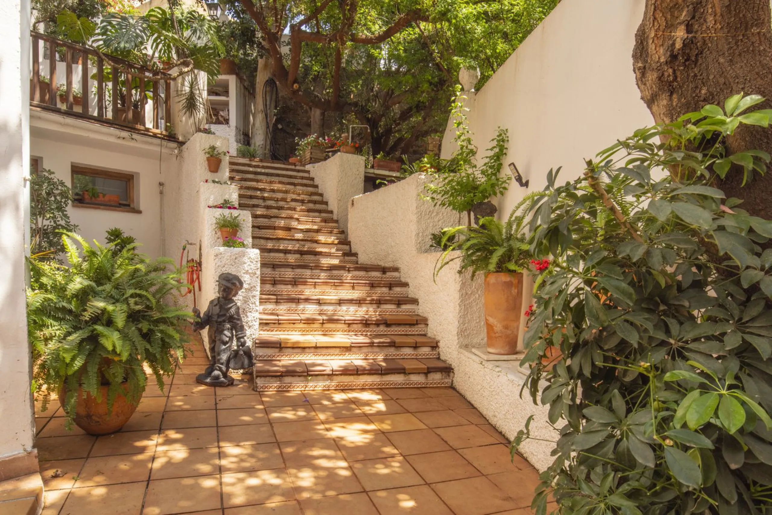 Located in the emblematic Monte de Sancha, this charming villa offers a unique way of living in Malaga from one of its most exclusive and sought-after areas. Just a few steps from the sea, close to the historic centre and surrounded by tranquillity, it is