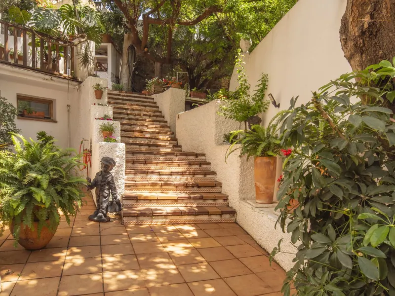 Located in the emblematic Monte de Sancha, this charming villa offers a unique way of living in Malaga from one of its most exclusive and sought-after areas. Just a few steps from the sea, close to the historic centre and surrounded by tranquillity, it is