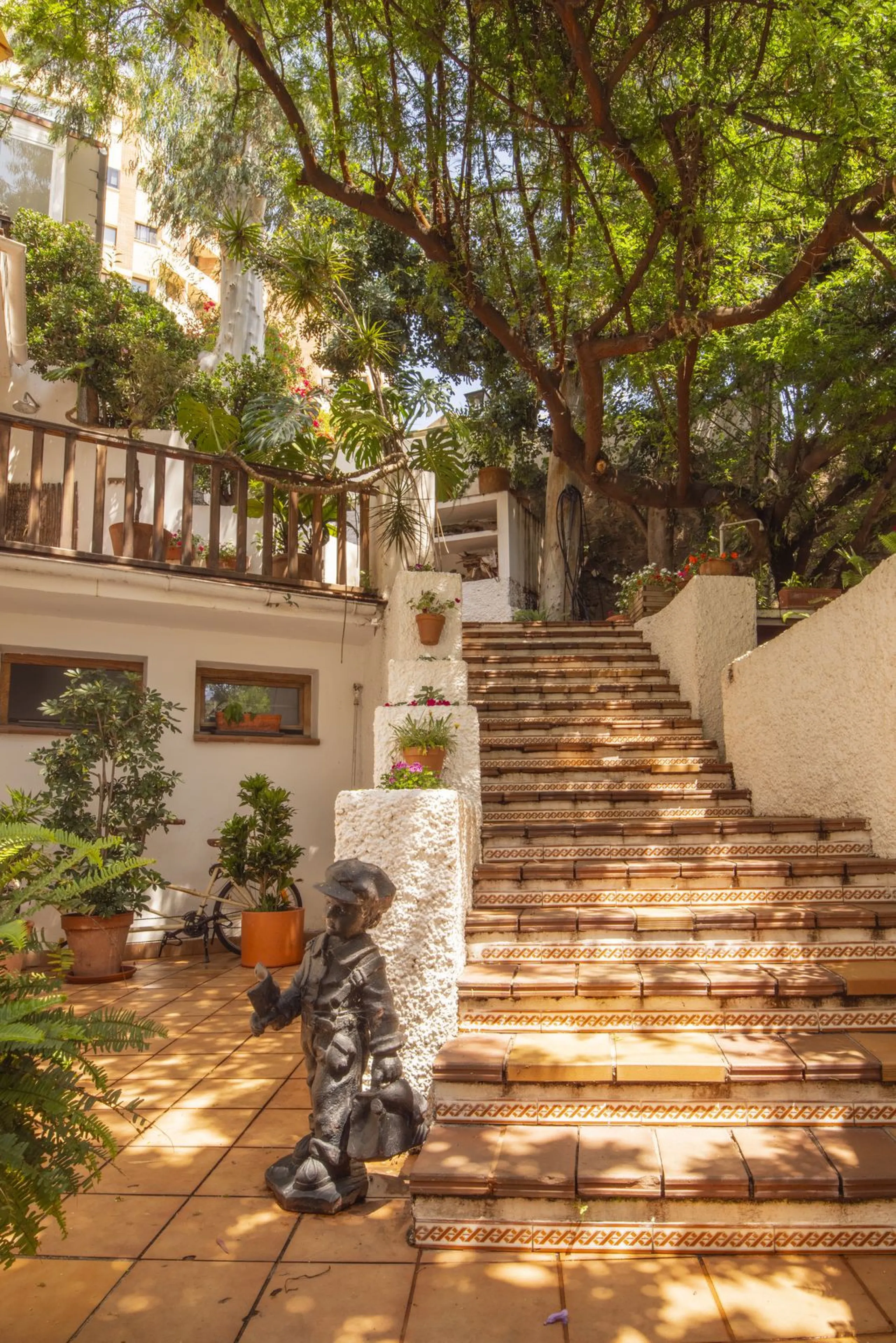 Located in the emblematic Monte de Sancha, this charming villa offers a unique way of living in Malaga from one of its most exclusive and sought-after areas. Just a few steps from the sea, close to the historic centre and surrounded by tranquillity, it is