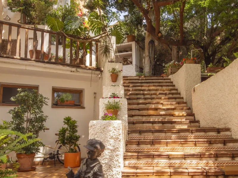 Located in the emblematic Monte de Sancha, this charming villa offers a unique way of living in Malaga from one of its most exclusive and sought-after areas. Just a few steps from the sea, close to the historic centre and surrounded by tranquillity, it is