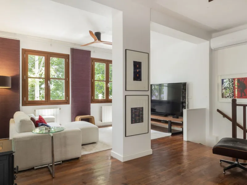 Located in the emblematic Monte de Sancha, this charming villa offers a unique way of living in Malaga from one of its most exclusive and sought-after areas. Just a few steps from the sea, close to the historic centre and surrounded by tranquillity, it is