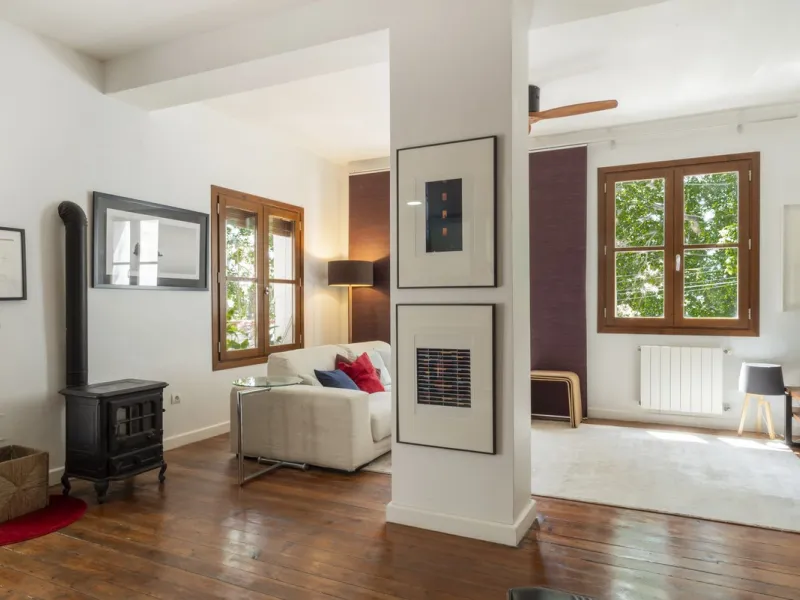 Located in the emblematic Monte de Sancha, this charming villa offers a unique way of living in Malaga from one of its most exclusive and sought-after areas. Just a few steps from the sea, close to the historic centre and surrounded by tranquillity, it is