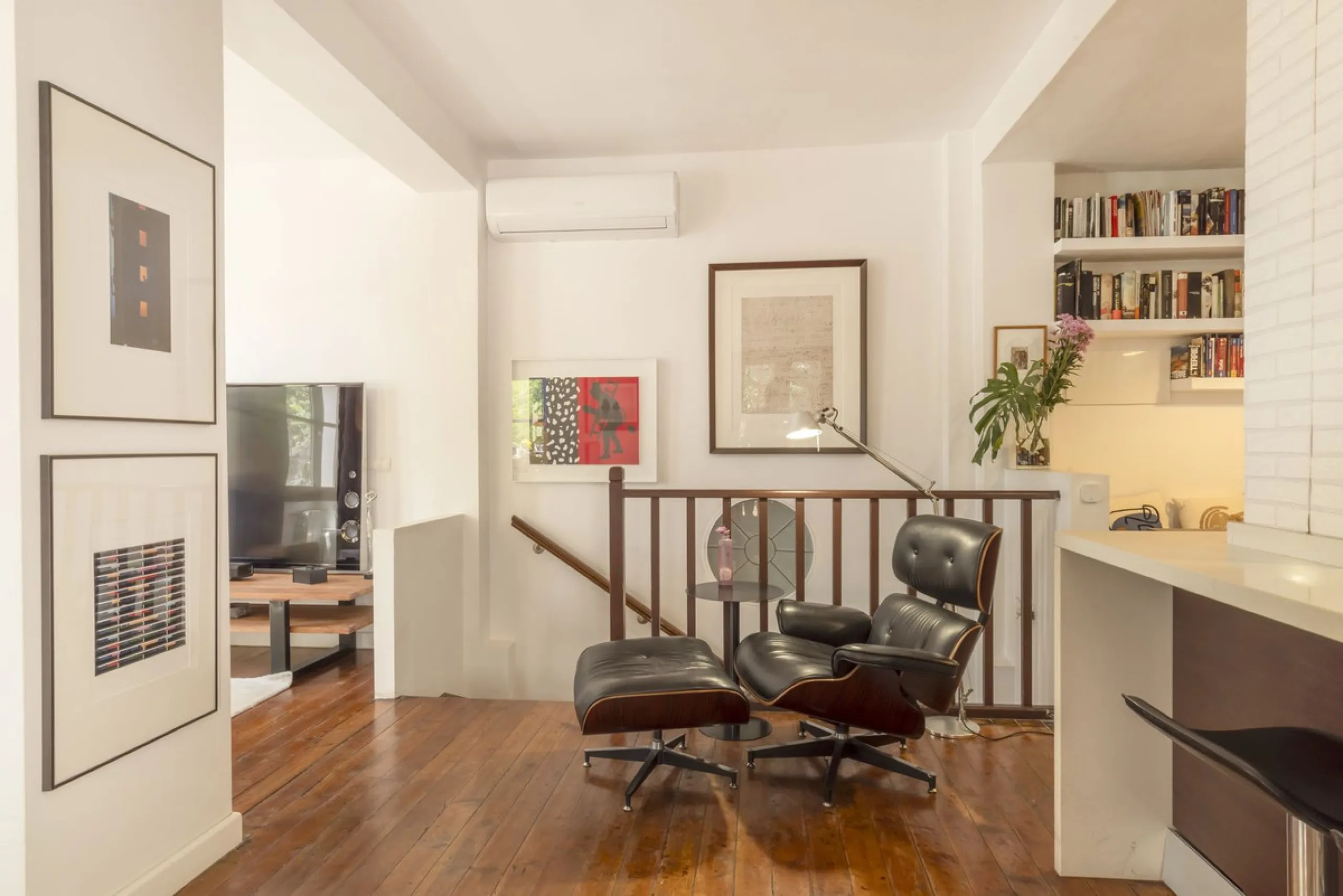 Located in the emblematic Monte de Sancha, this charming villa offers a unique way of living in Malaga from one of its most exclusive and sought-after areas. Just a few steps from the sea, close to the historic centre and surrounded by tranquillity, it is
