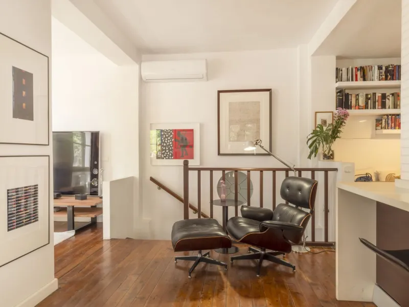 Located in the emblematic Monte de Sancha, this charming villa offers a unique way of living in Malaga from one of its most exclusive and sought-after areas. Just a few steps from the sea, close to the historic centre and surrounded by tranquillity, it is