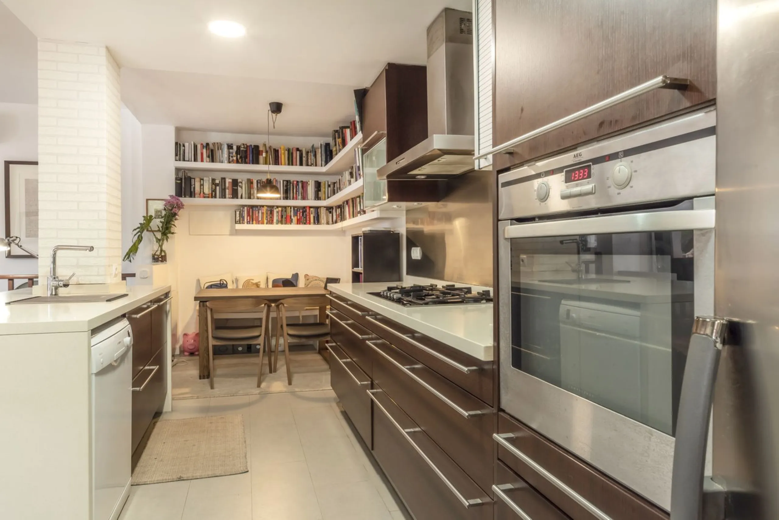 Located in the emblematic Monte de Sancha, this charming villa offers a unique way of living in Malaga from one of its most exclusive and sought-after areas. Just a few steps from the sea, close to the historic centre and surrounded by tranquillity, it is