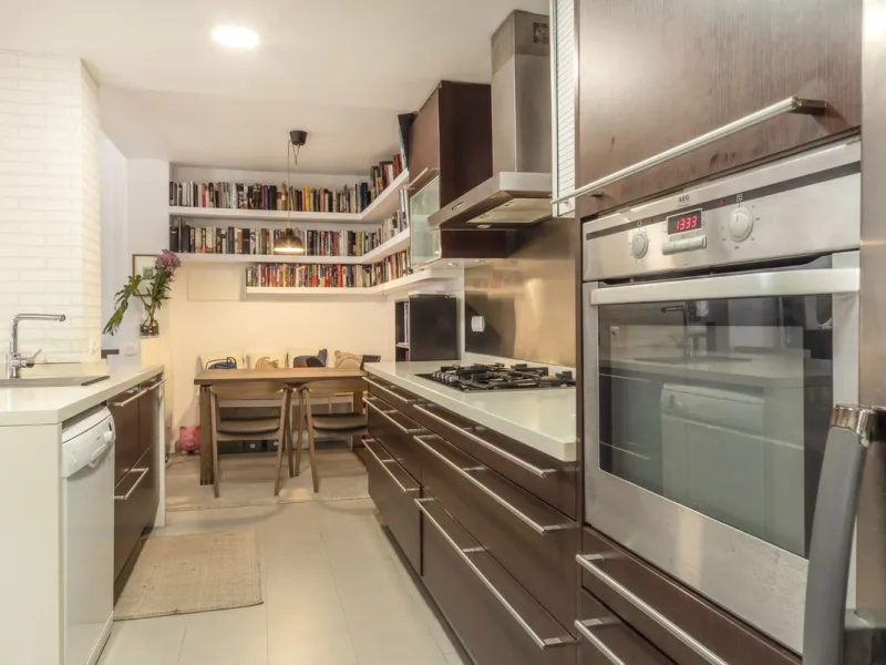 Located in the emblematic Monte de Sancha, this charming villa offers a unique way of living in Malaga from one of its most exclusive and sought-after areas. Just a few steps from the sea, close to the historic centre and surrounded by tranquillity, it is