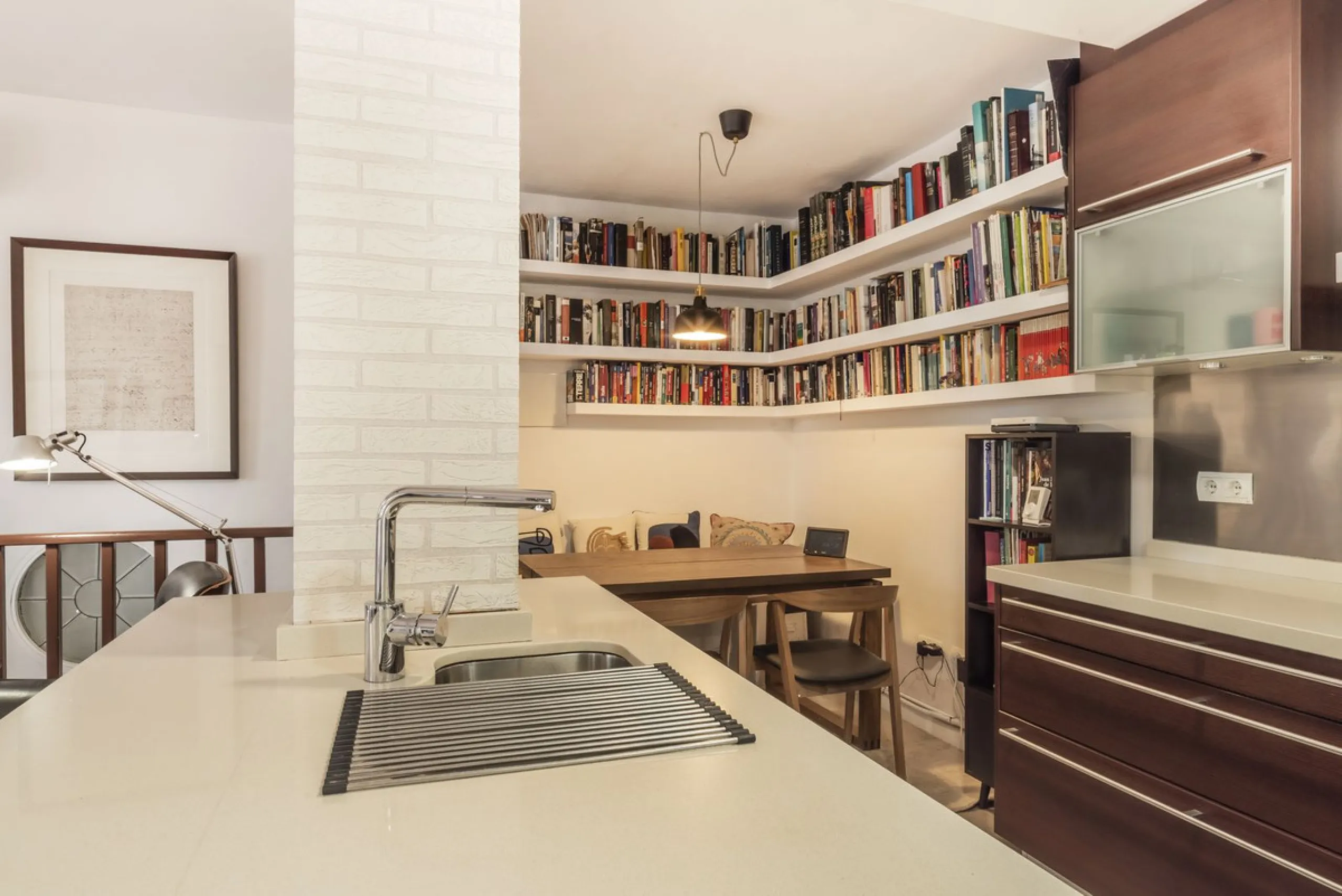 Located in the emblematic Monte de Sancha, this charming villa offers a unique way of living in Malaga from one of its most exclusive and sought-after areas. Just a few steps from the sea, close to the historic centre and surrounded by tranquillity, it is
