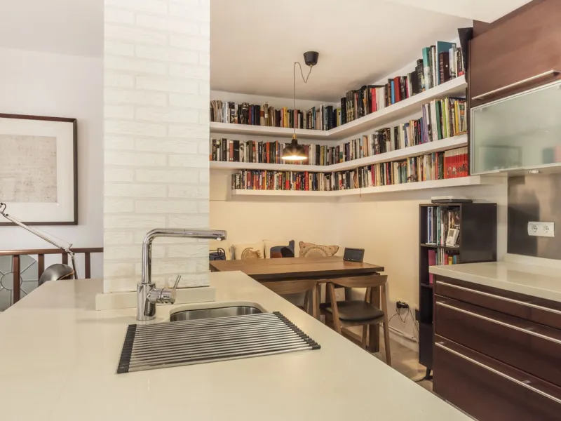 Located in the emblematic Monte de Sancha, this charming villa offers a unique way of living in Malaga from one of its most exclusive and sought-after areas. Just a few steps from the sea, close to the historic centre and surrounded by tranquillity, it is