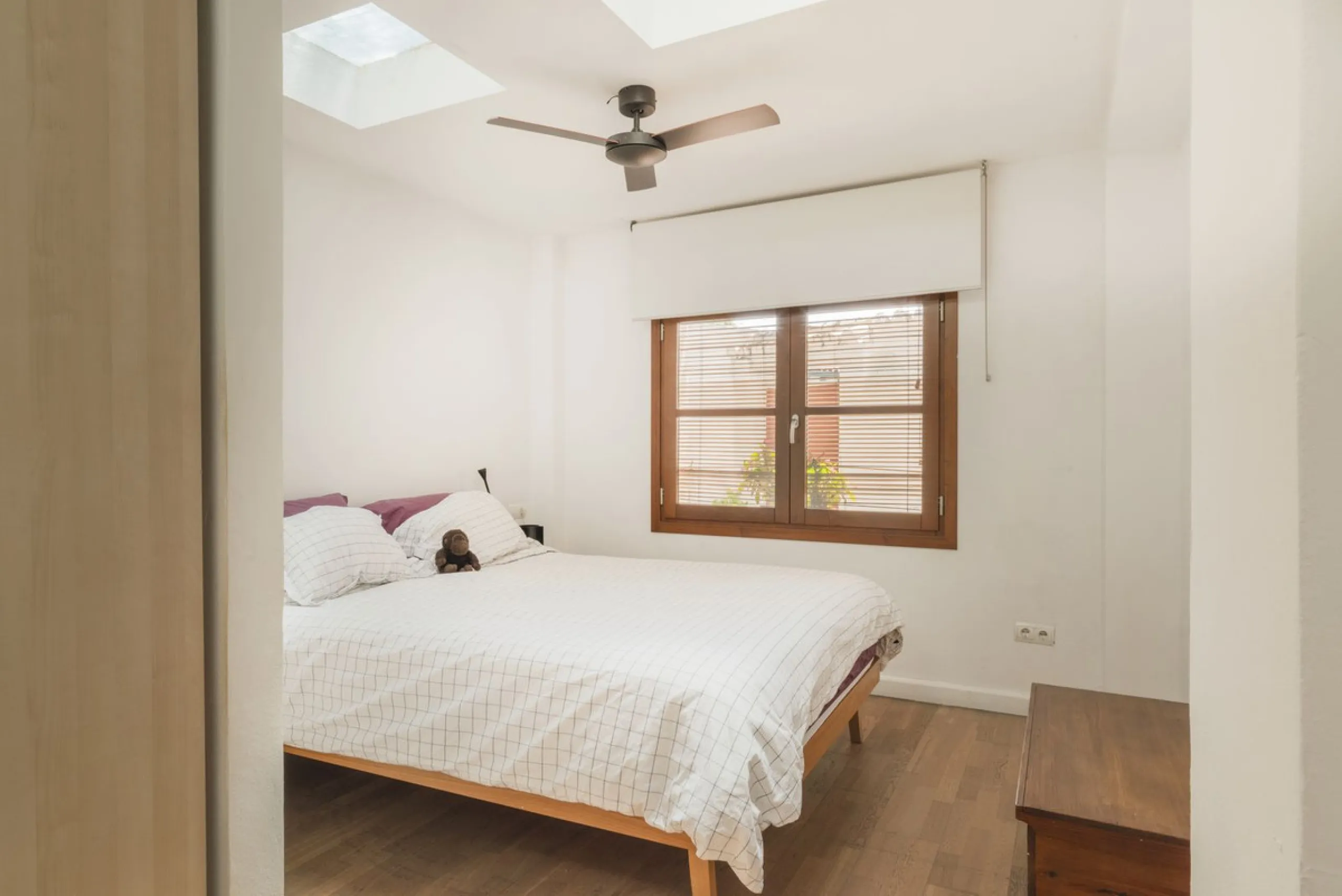 Located in the emblematic Monte de Sancha, this charming villa offers a unique way of living in Malaga from one of its most exclusive and sought-after areas. Just a few steps from the sea, close to the historic centre and surrounded by tranquillity, it is