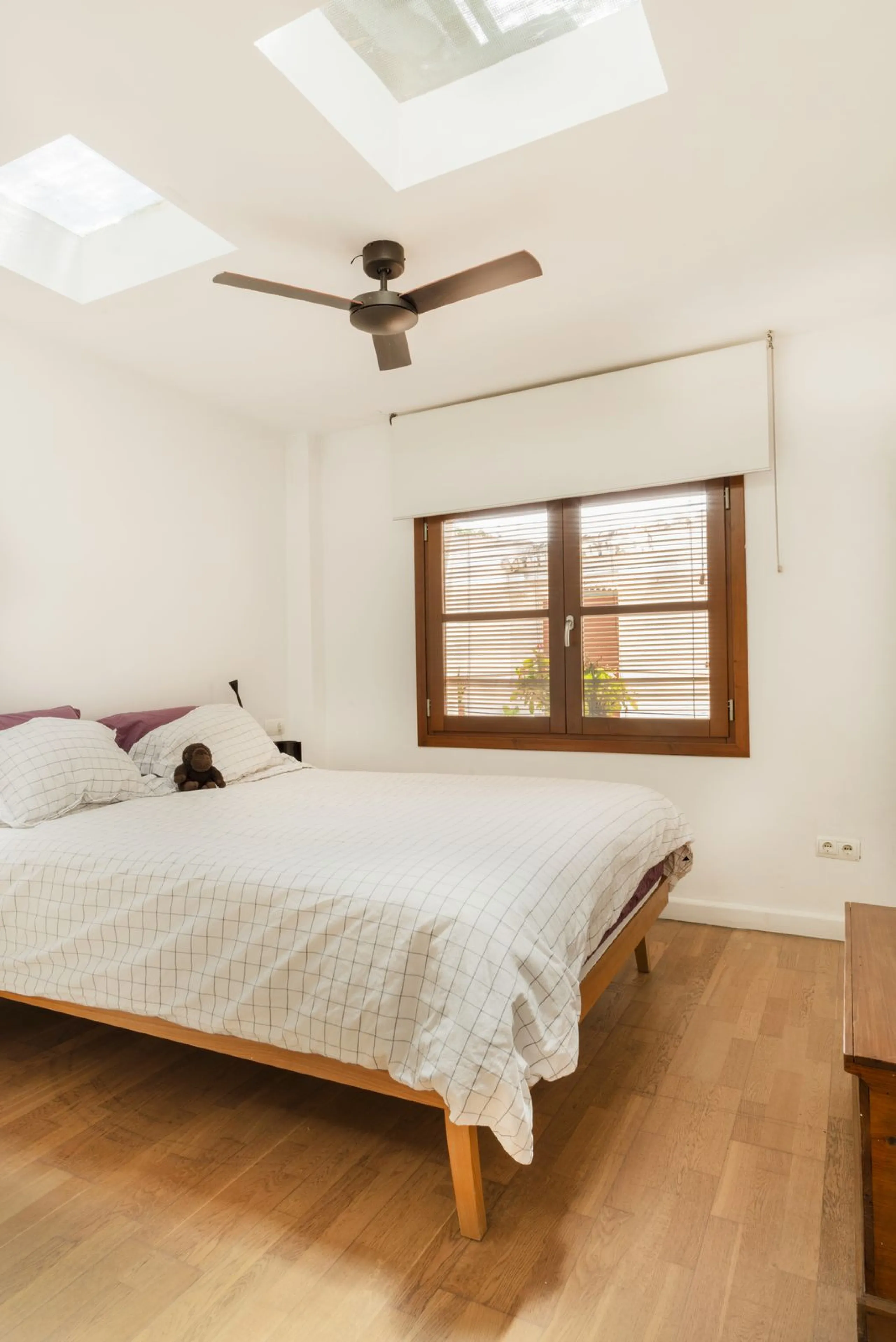 Located in the emblematic Monte de Sancha, this charming villa offers a unique way of living in Malaga from one of its most exclusive and sought-after areas. Just a few steps from the sea, close to the historic centre and surrounded by tranquillity, it is