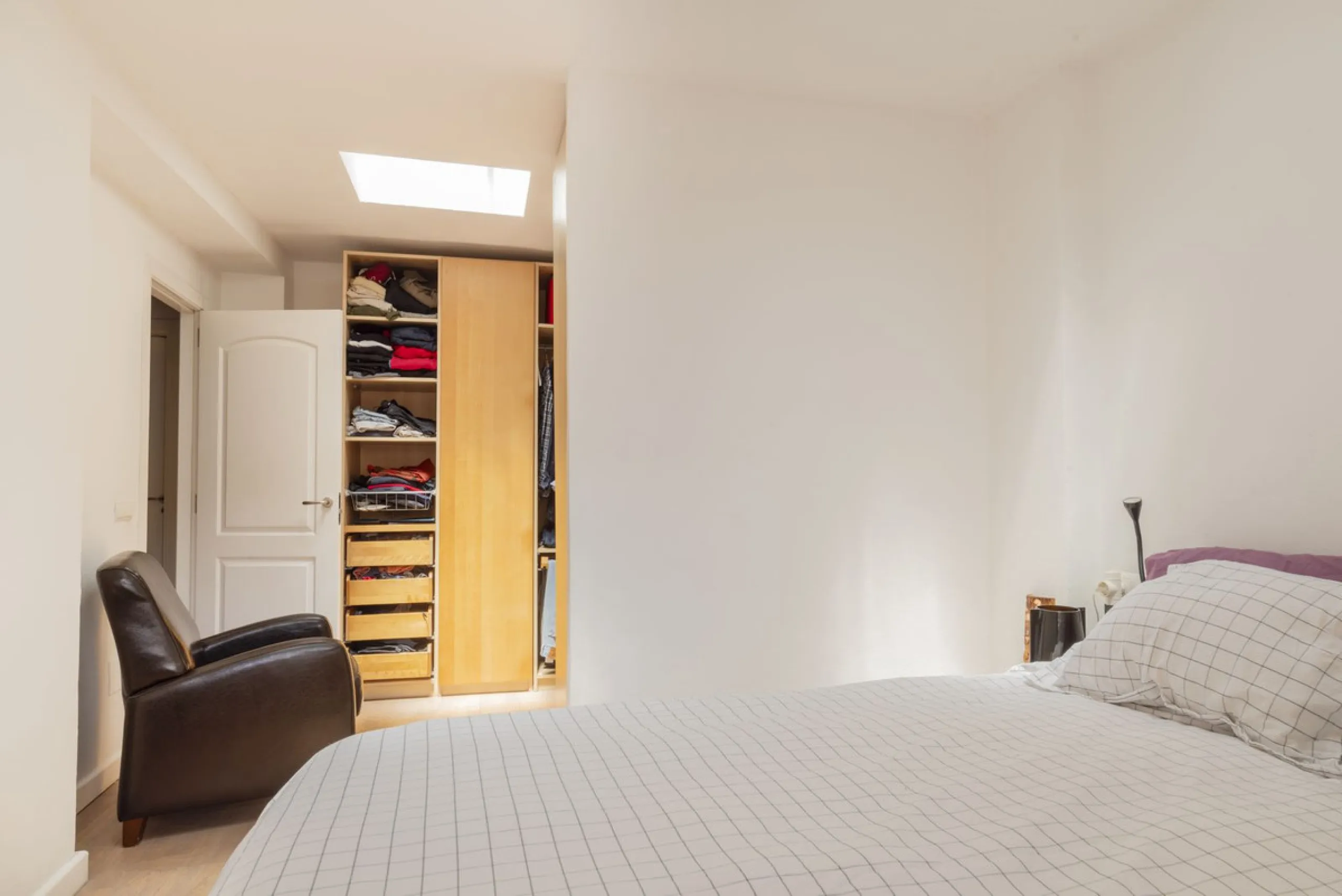 Located in the emblematic Monte de Sancha, this charming villa offers a unique way of living in Malaga from one of its most exclusive and sought-after areas. Just a few steps from the sea, close to the historic centre and surrounded by tranquillity, it is