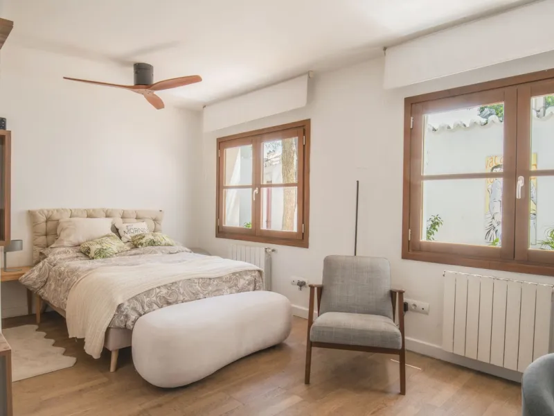 Located in the emblematic Monte de Sancha, this charming villa offers a unique way of living in Malaga from one of its most exclusive and sought-after areas. Just a few steps from the sea, close to the historic centre and surrounded by tranquillity, it is