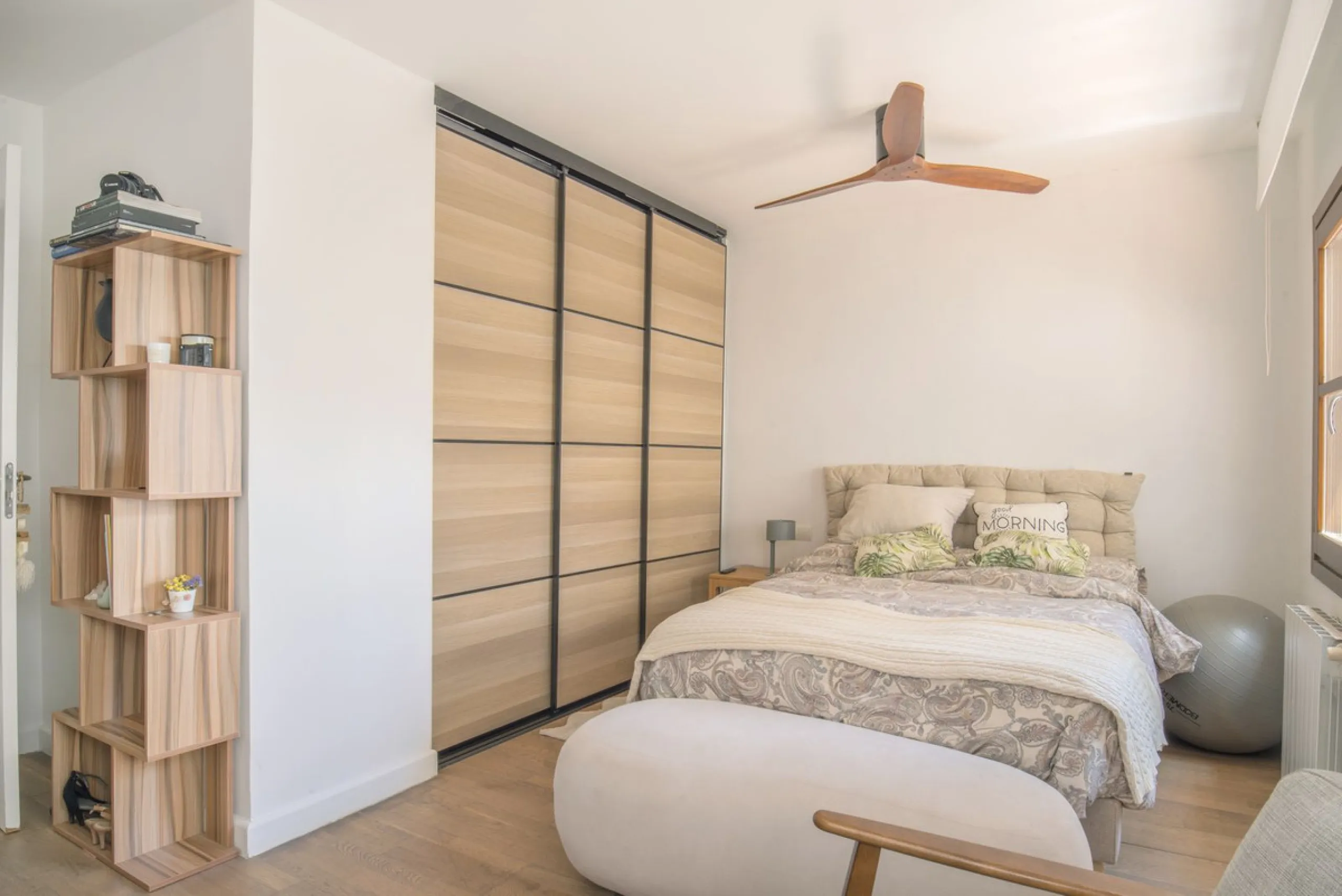 Located in the emblematic Monte de Sancha, this charming villa offers a unique way of living in Malaga from one of its most exclusive and sought-after areas. Just a few steps from the sea, close to the historic centre and surrounded by tranquillity, it is