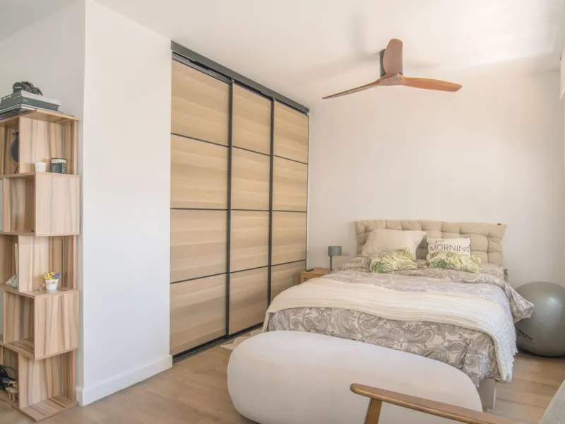 Located in the emblematic Monte de Sancha, this charming villa offers a unique way of living in Malaga from one of its most exclusive and sought-after areas. Just a few steps from the sea, close to the historic centre and surrounded by tranquillity, it is