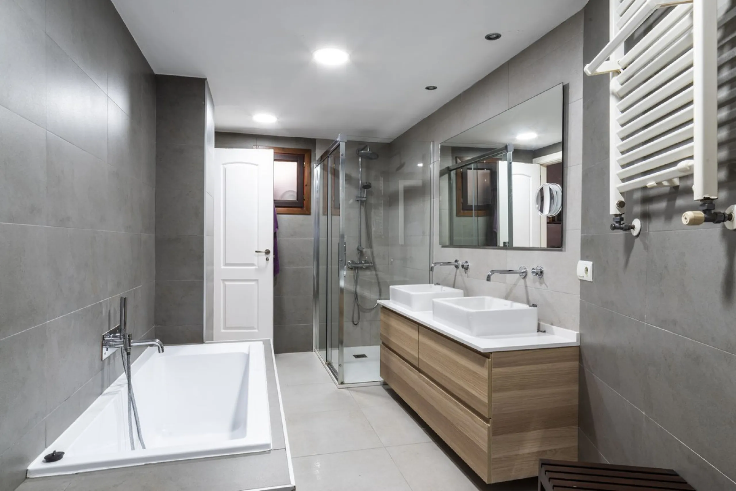 Located in the emblematic Monte de Sancha, this charming villa offers a unique way of living in Malaga from one of its most exclusive and sought-after areas. Just a few steps from the sea, close to the historic centre and surrounded by tranquillity, it is