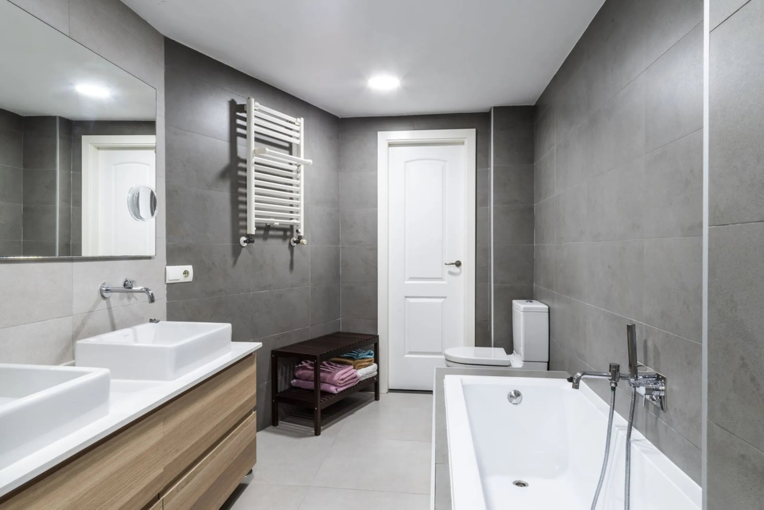 Located in the emblematic Monte de Sancha, this charming villa offers a unique way of living in Malaga from one of its most exclusive and sought-after areas. Just a few steps from the sea, close to the historic centre and surrounded by tranquillity, it is