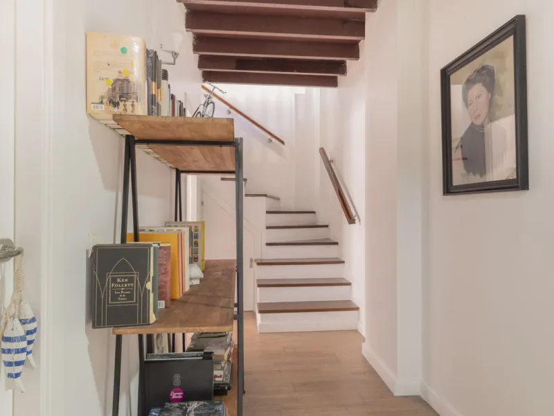 Located in the emblematic Monte de Sancha, this charming villa offers a unique way of living in Malaga from one of its most exclusive and sought-after areas. Just a few steps from the sea, close to the historic centre and surrounded by tranquillity, it is