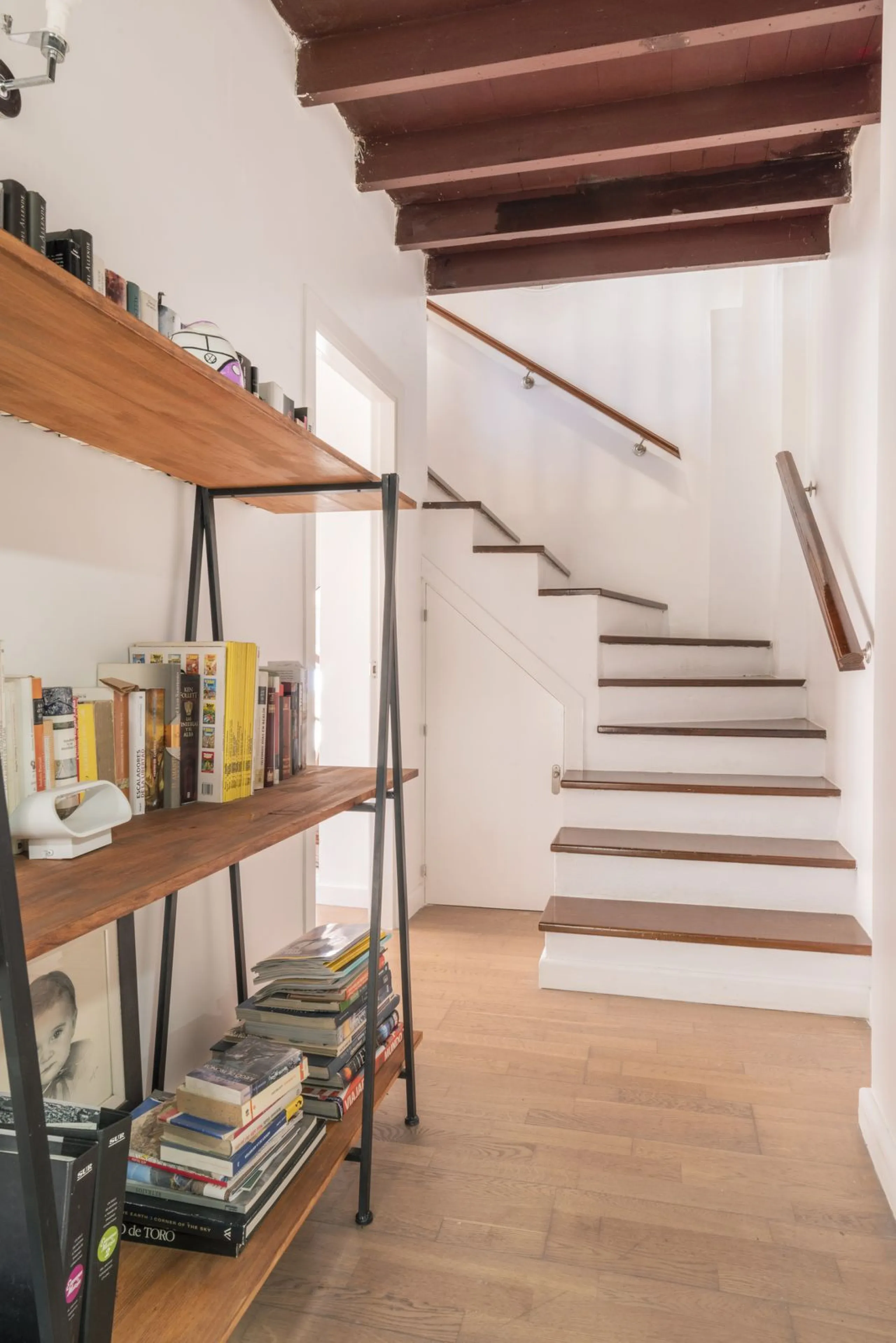 Located in the emblematic Monte de Sancha, this charming villa offers a unique way of living in Malaga from one of its most exclusive and sought-after areas. Just a few steps from the sea, close to the historic centre and surrounded by tranquillity, it is