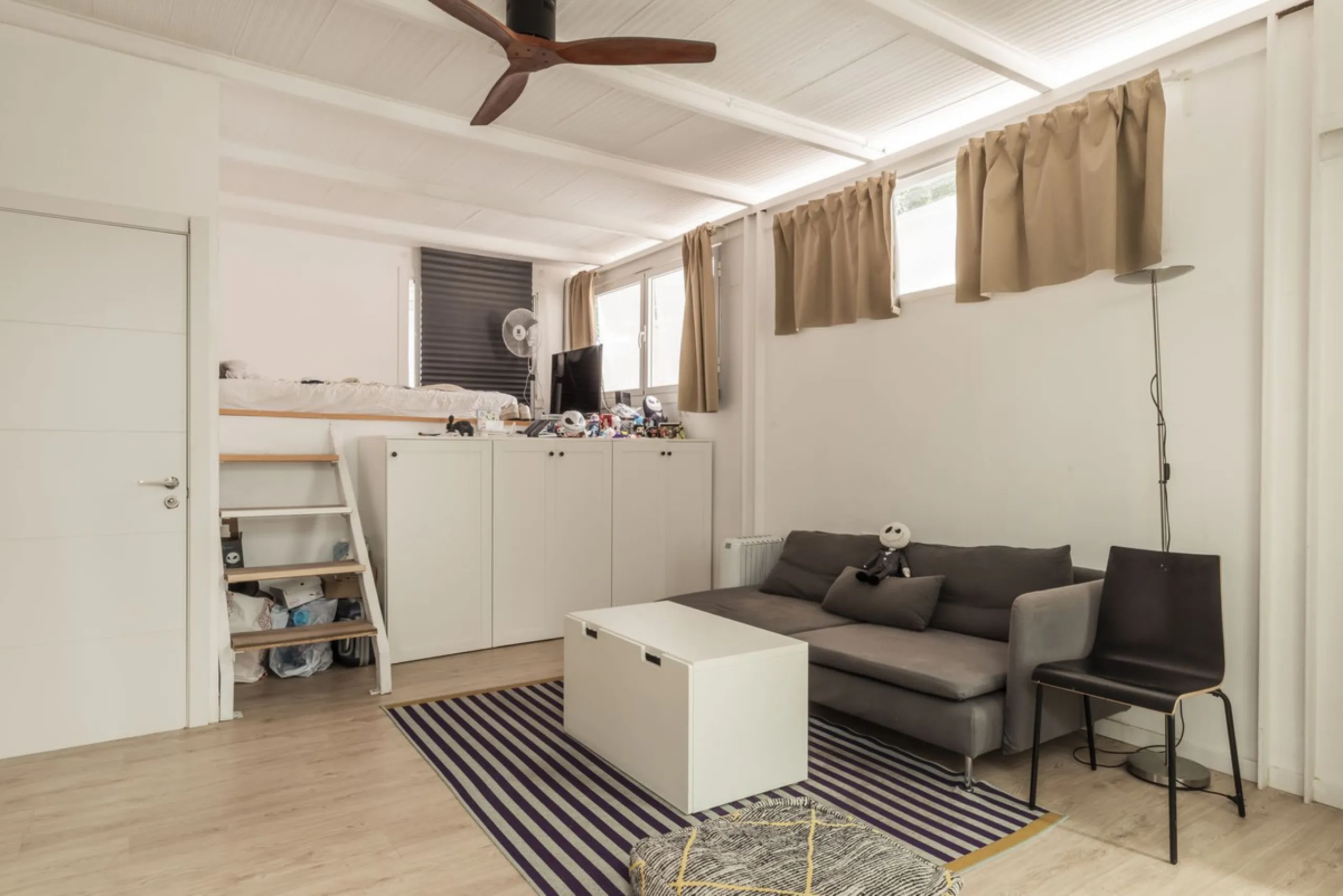 Located in the emblematic Monte de Sancha, this charming villa offers a unique way of living in Malaga from one of its most exclusive and sought-after areas. Just a few steps from the sea, close to the historic centre and surrounded by tranquillity, it is