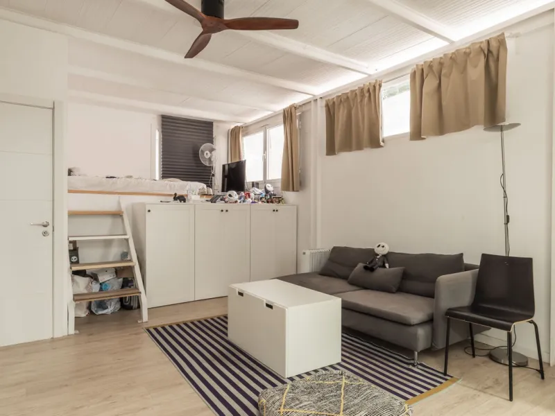 Located in the emblematic Monte de Sancha, this charming villa offers a unique way of living in Malaga from one of its most exclusive and sought-after areas. Just a few steps from the sea, close to the historic centre and surrounded by tranquillity, it is